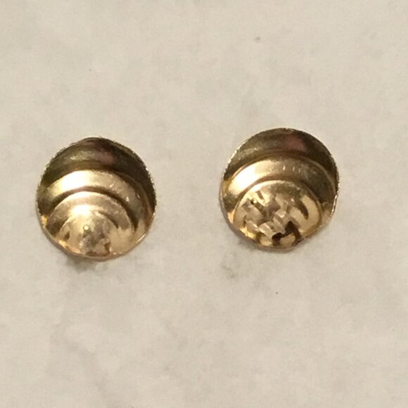 Very lovely 14K gold shell like etched stud earrings - Picture 12 of 12